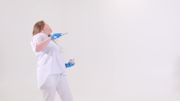 Γιατρός Μαγικό Ραβδί Μπλε Γάντια Λάτεξ Γυναίκα Λευκό Ιατρικό Κοστούμι — Αρχείο Βίντεο