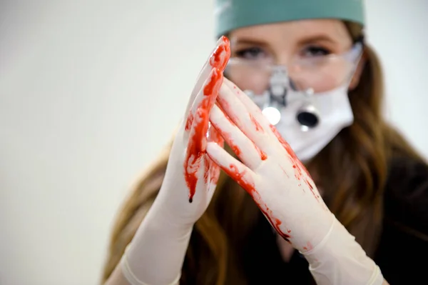 Женщина Врач Втирает Кровь Руках Показывает Сердце Спасения Умирающей Операции — стоковое фото
