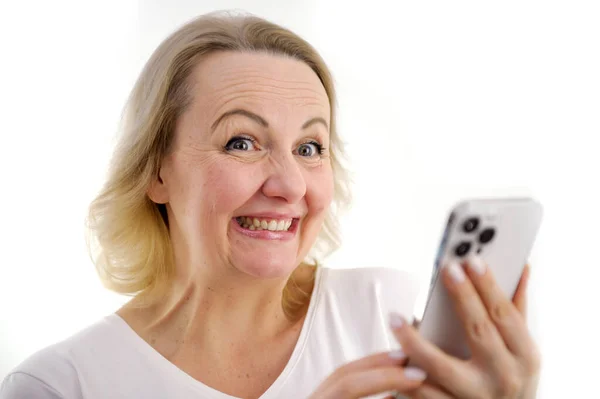 행복하거나 충격을 아름다운 여성의 배경에 스마트폰을 사진은 광고나 제시에 수있다 — 스톡 사진