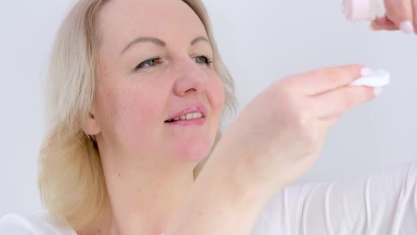 Femme Blonde Pulvérise Eau Micellaire Sur Visage Usage Cosmétiques Pour — Video