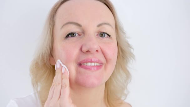 漂亮的女人用吸油纸擦拭着她的脸 高质量的4K镜头 — 图库视频影像