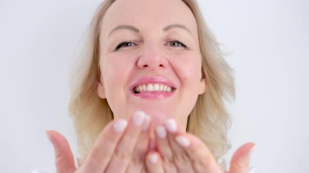 Beyaz Manikür Parlak Yüz Temiz Cilt Güzel Dişler Beyaz Arka — Stok video