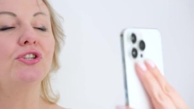 Genç, çalışkan, kızıl saçlı, beyaz bir kadın, bilgisayar danışmanlığında video bağlantısıyla, destek servisine başvuran müşterisiyle çevrimiçi psikolog olarak çalışıyor. Yüksek kalite