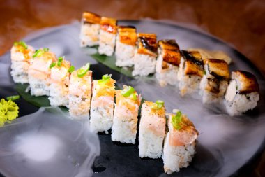 Büyük bir tabakta soslu deniz mahsulleri platası ve siyah arka planda kuru buz. Yüksek kalite fotoğraf