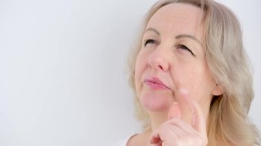Üzgün, çekici, psikolojik sorunları olan, bunalımda olan, üzgün, yalnız bir kadın. İstenmeyen hamilelik konseptiyle başı dertte olan kederli bir kadın.