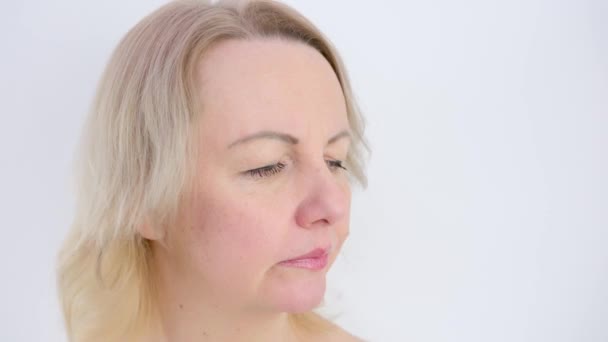 Расстроенная Женщина Лет Плачет Дома Концепция Грусти Настоящие Люди Блондинка — стоковое видео