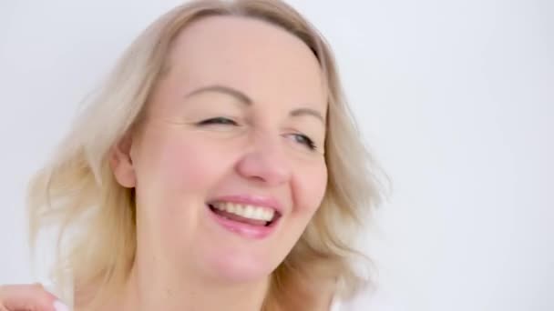 Sarışın Bir Kadın Sallıyor Başını Sağa Sola Çeviriyor Gülüyor Dans — Stok video