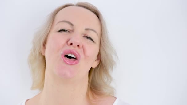 Sexy Jarige Vrouw Zegt Nee Toont Vinger Gebaar Close Vrouwelijk — Stockvideo