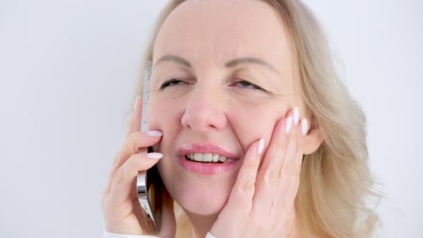 Gemengde Emoties Mooie Blonde Vrouw Praten Telefoon Zwaaien Hand Slaan — Stockvideo
