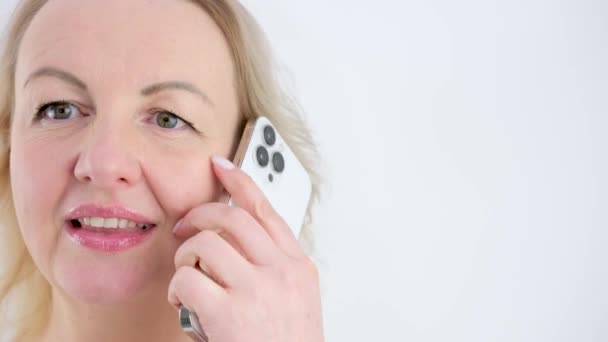 Mujer Mediana Edad Feliz Relajarse Sofá Acogedor Hablando Teléfono Inteligente — Vídeos de Stock
