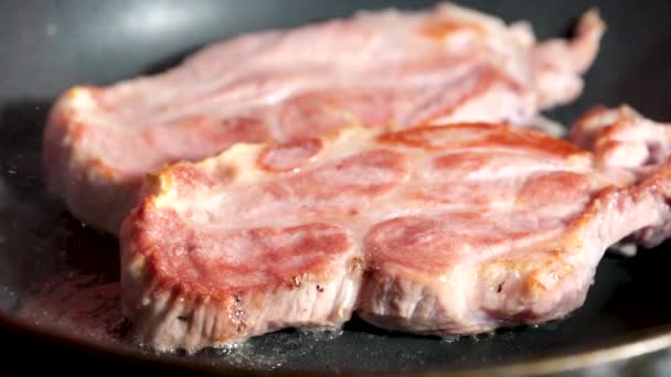 Twee Sappige Rode Steaks Gebakken Een Koekenpan Hoge Kwaliteit Beeldmateriaal — Stockvideo