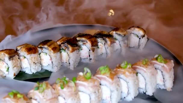 Zusammensetzung Verschiedener Arten Von Sushi Rollen Auf Schwarzem Steinbrett Essstäbchen — Stockvideo