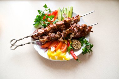 Ev yapımı ızgara domuz kebabı ve sebze, yakın çekimde servis edilir. yatay