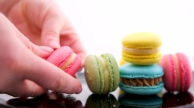 Kalp şeklinde badem kurabiyesi kıran kadın elleri. Yüksek kalite 4k görüntü