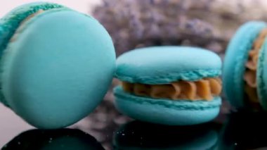 Yumruk şeklinde pastel arka planda dönen bir makarna gibi düşün. Renkli sahte plastik makaronlar var. Yüksek kaliteli FullHD görüntüler