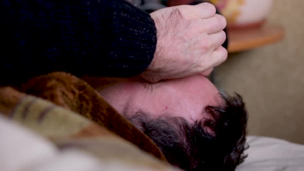 Adulto Masculino Dormindo Esfregando Olhos Acordar Cama Close Rosto Escuro — Vídeo de Stock