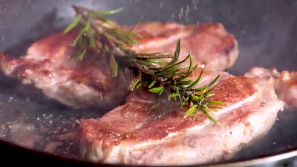 Barbecue Aged Roast Beef Cooking Pan Salsiccia Cruda Rosmarino Lamina — Video Stock