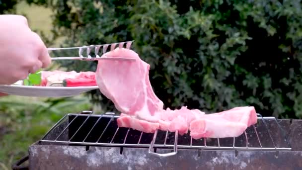Umieścić Wieprzowinę Grillu Profesjonalny Człowiek Grill Sprawdzając Gotowość Stek Mięsnych — Wideo stockowe