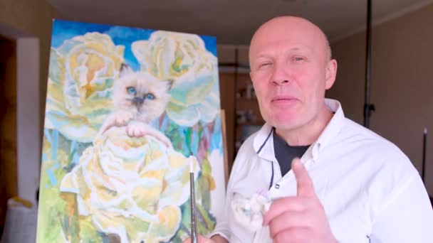 Fırçalı Sanatçı Mavi Gözlü Beyaz Bir Kediye Çizer Gülümser Çerçeveye — Stok video