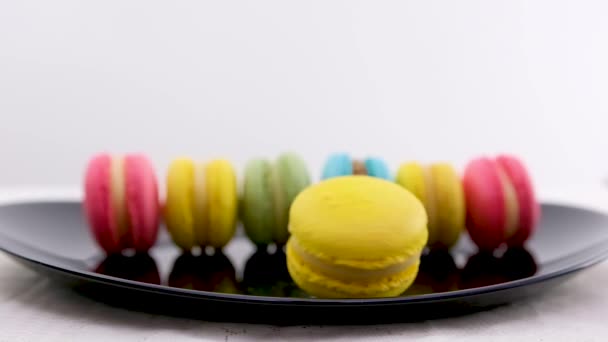 Zoete Macarone Draaien Gele Achtergrond Bakkerij Voedsel Kleur Suiker Parel — Stockvideo