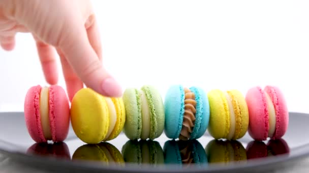 Zoete Macarons Met Veelkleurige Snoepgoed Dressing Schuif Van Rechts Naar — Stockvideo