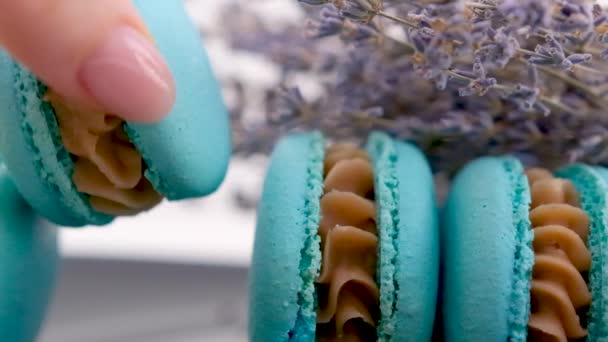 Vrouwelijke Hand Neemt Blauwe Lavendel Macaroni Met Schimmelkaas Van Zwarte — Stockvideo