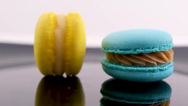 Twee Macarons Zwarte Plaat Een Geel Andere Blauw Als Vlag — Stockvideo