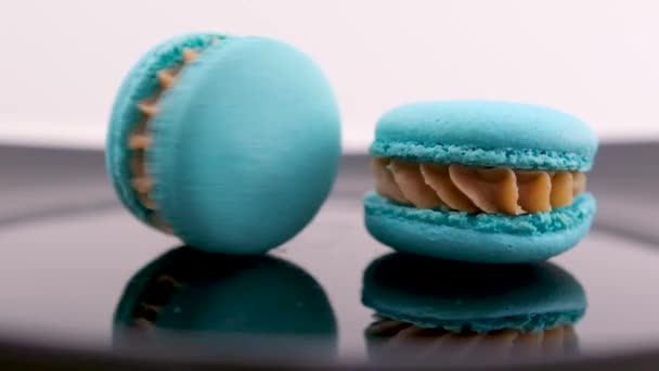 Blue Macaroon Geïsoleerd Witte Achtergrond Twee Blauwe Macarons Een Zwarte — Stockvideo