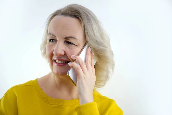 Biała Kobieta Używa Telefonu Komórkowego Wysokiej Jakości Zdjęcie — Zdjęcie stockowe