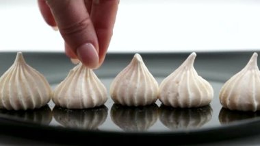 Şekerleme fabrikası yapımı tatlı marshmallow. Bitmiş zephyr ile bir raftaki tepsiler paketleme ve şeker dükkanına gönderilmeden önce soğutulur. Yakından eğil. Yüksek kalite 4k görüntü