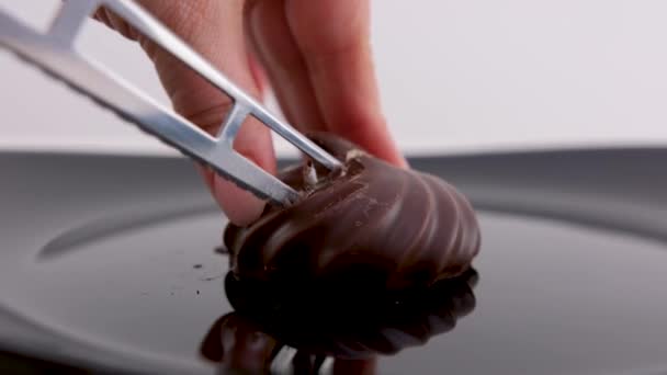 Mains Féminines Avec Couteau Coupe Guimauves Dans Chocolat Pose Dans — Video