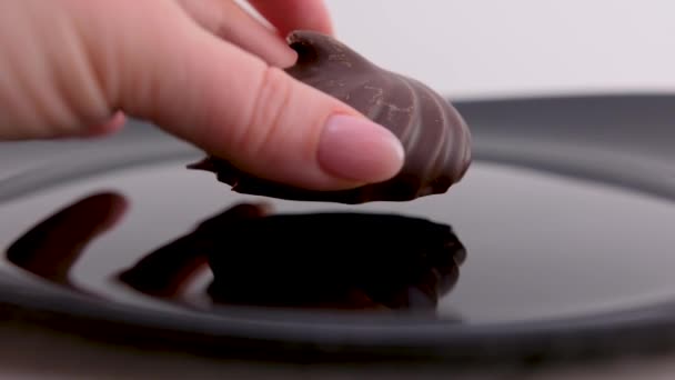 Visão Superior Biscoito Coberto Chocolate Isolado Branco Uma Mão Feminina — Vídeo de Stock