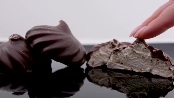 Mjuk Perfekt Naturlig Marshmallow Choklad Kvinnlig Hand Platta Den Svart — Stockvideo