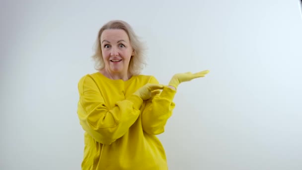 Mujer Mediana Edad Vistiendo Amarillo Pie Sobre Fondo Blanco Aislado — Vídeo de stock