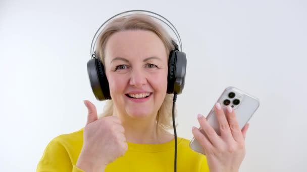 Piękna Kobieta Słuchawkach Słuchająca Muzyki Trzepoczącej Tańczącej Wietrze Białym Tle — Wideo stockowe