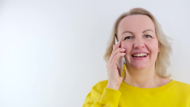Женщина Желтой Куртке Разговаривает Телефону Смеясь Вслух Много Радостных Эмоций — стоковое видео