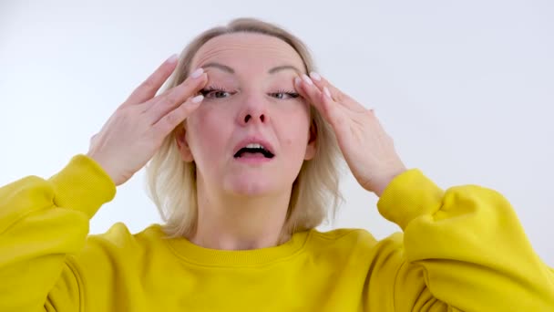 Volwassen Vrouw Gele Kleren Doekjes Ingesmeerd Mascara Ogen Lachen Door — Stockvideo