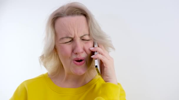 Olika Känslor Att Prata Telefon Kvinna Säger Nej Upprörd Leende — Stockvideo