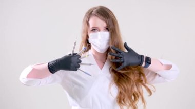 Cerrahlar cerrahi önlük ve maske altında neşter tutarlar. Tıbbi ve ilaç konsepti. Neşter cerrahları ameliyattan hemen önce makas yapar. Cerrahın sorumlu çalışması.