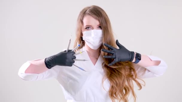 Surgeon Holds Scalpel Dressed Surgical Apron Mask Light Background Medical — Stock Video