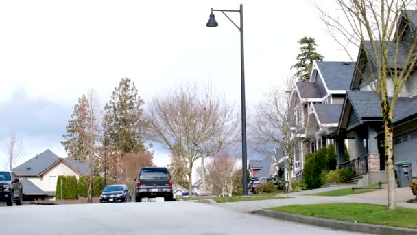 Una Fila Casas Nuevas Surrey Columbia Británica Canadá Patios Delanteros — Vídeos de Stock