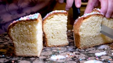 Paskalyan kutlu olsun, Paskalya pastasını bayram için kesen kadın. Paskalya tatiline hazırlanma konsepti.