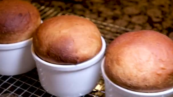 Kameranın Önünde Dört Adet Beyaz Porselen Ekmek Var Fırından Yeni — Stok video