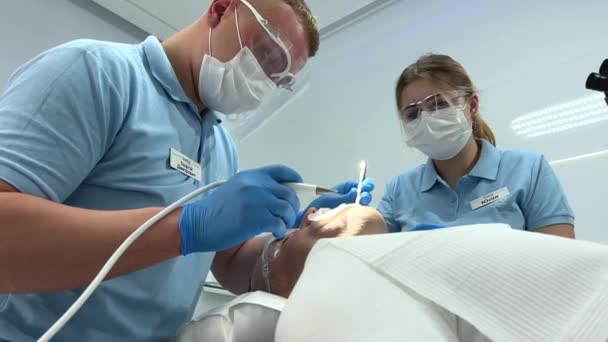 Lekarze Profesjonaliści Stomatologii Leczenie Zębów Człowieka Proces Okulary Specjalne Maski — Wideo stockowe