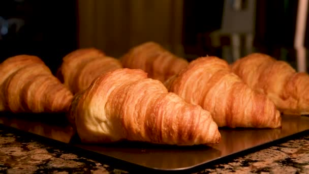 在法国 六台新烤的羊角面包相机缓缓驶离早餐 手从烤盘中取出新鲜的金黄色法国羊角面包 新鲜的经典糕点 — 图库视频影像