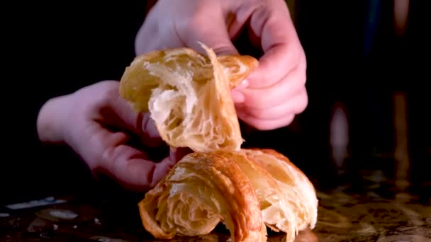 Frauenhände Zerreißen Ein Frisches Croissant Die Poröse Struktur Des Backens — Stockvideo