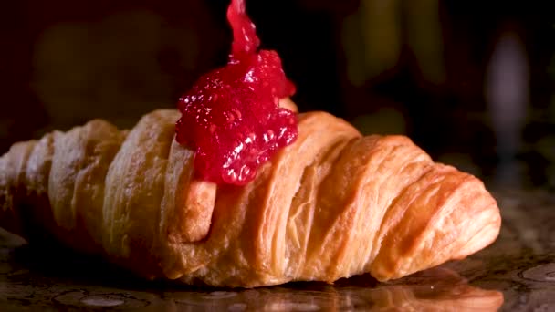 Malinový Džem Nalit Croissant Hodně Marmelády Teče Čerstvé Pečivo Porézní — Stock video
