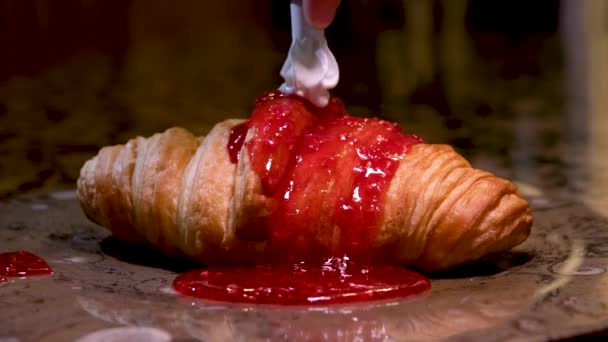 Croissant Malinovou Marmeládou Kamenném Talíři Top Pour Krém Airy Bílé — Stock video