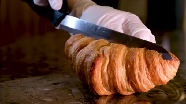 Croissant Mit Himbeermarmelade Auf Steinplatte Oben Sahne Luftig Weiß Lecker — Stockvideo