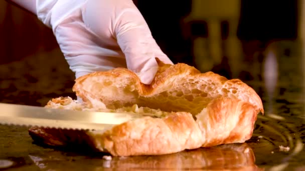 烤羊角面包后涂粉辊 制作自制或烘焙食品特写 切好的羊角面包上有一把刀架在大块黄油上的手套手 刚从烤箱的早餐中取出法国高质量的4K — 图库视频影像